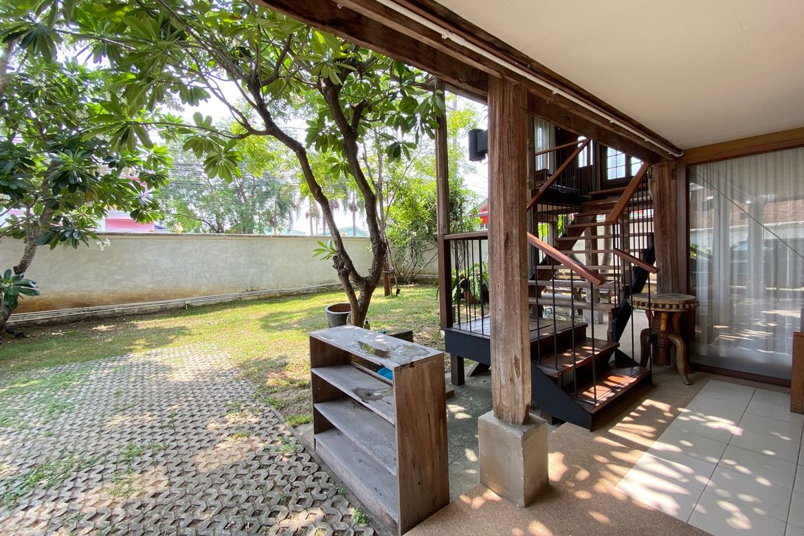 A charming wooden Thai house for sale in Sankhampeang