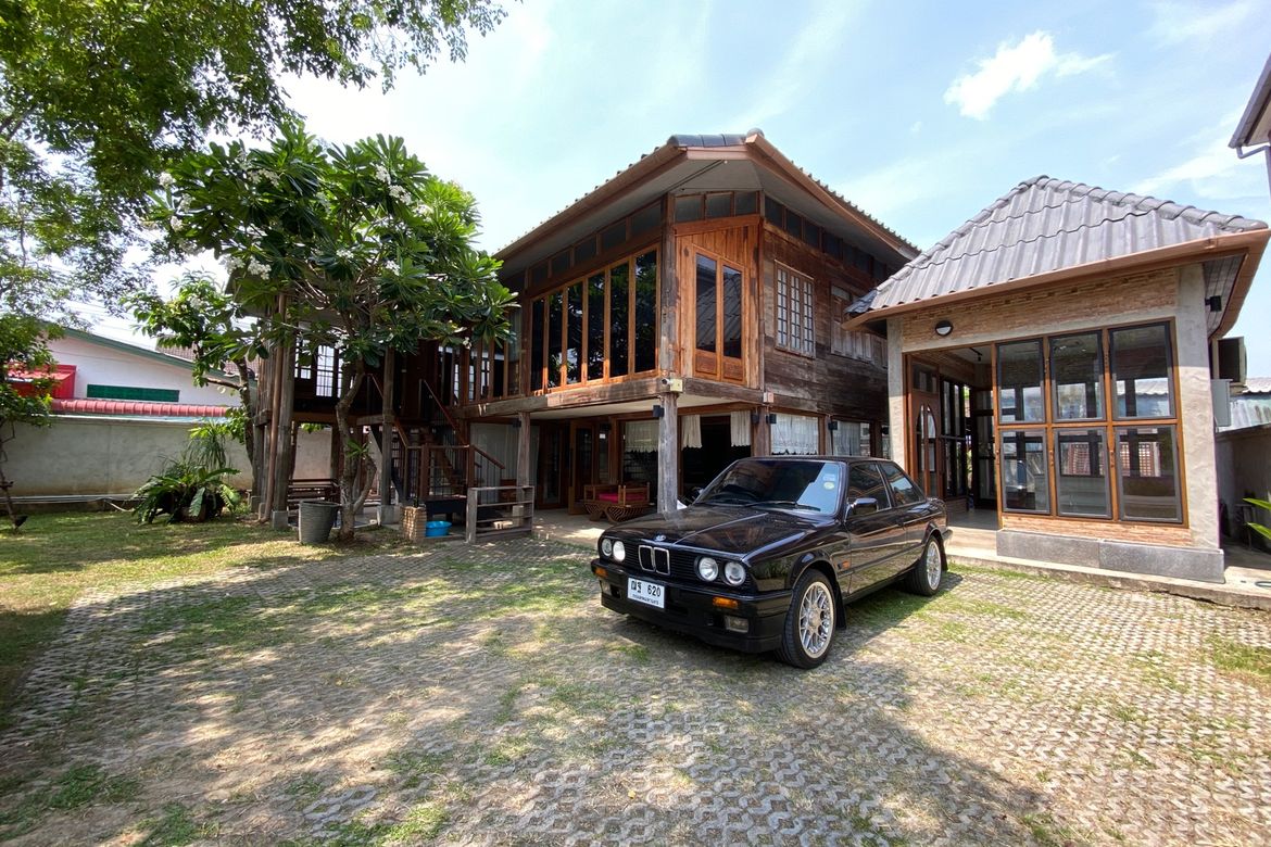 A charming wooden Thai house for sale in Sankhampeang