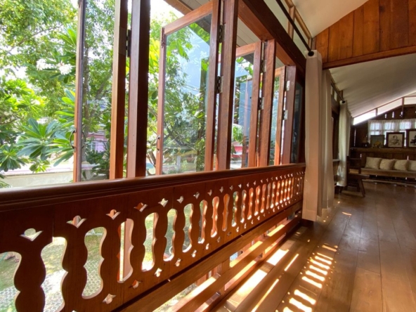 A charming wooden Thai house for sale in Sankhampeang