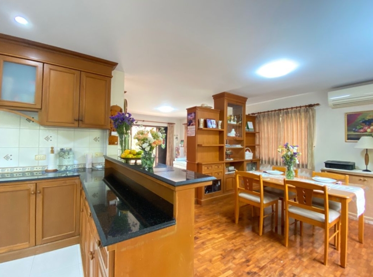 A family home for sale in Sankhampeang