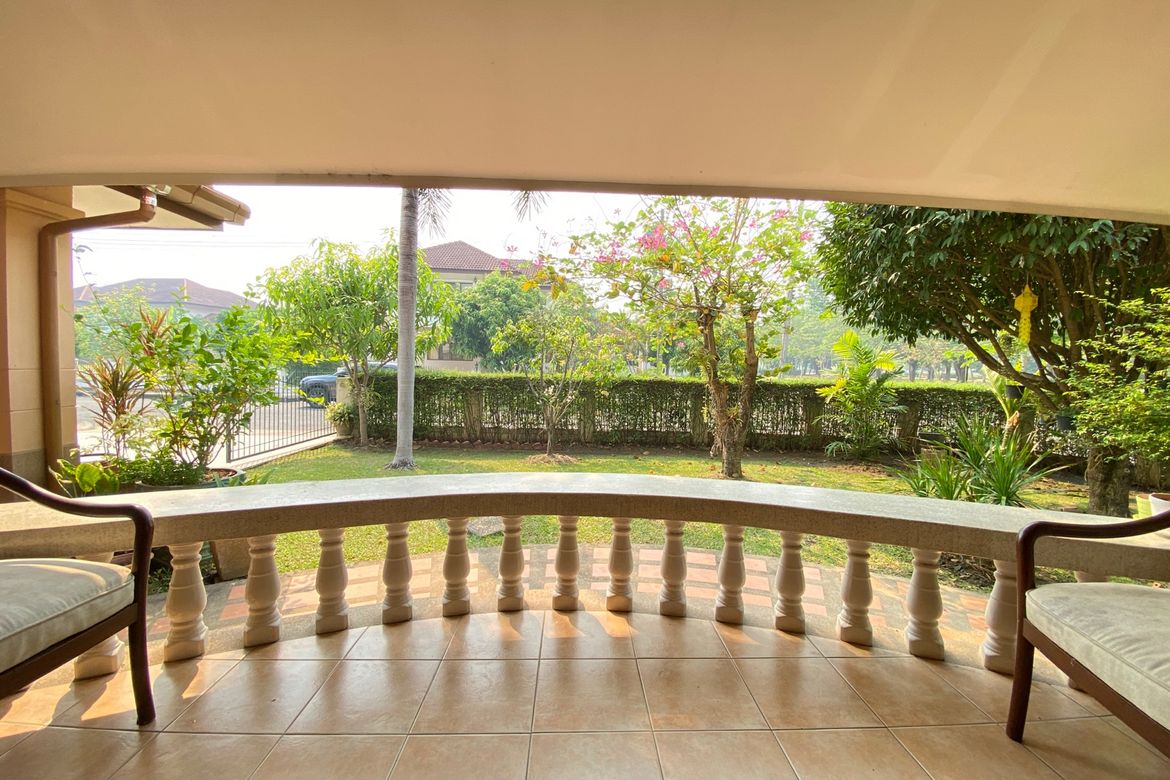 A family home for sale in Sankhampeang