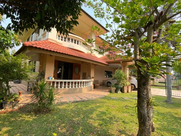 A family home for sale in Sankhampeang