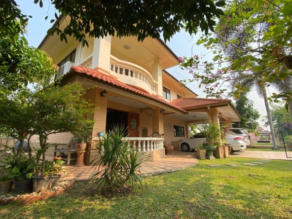 A family home for sale in Sankhampeang