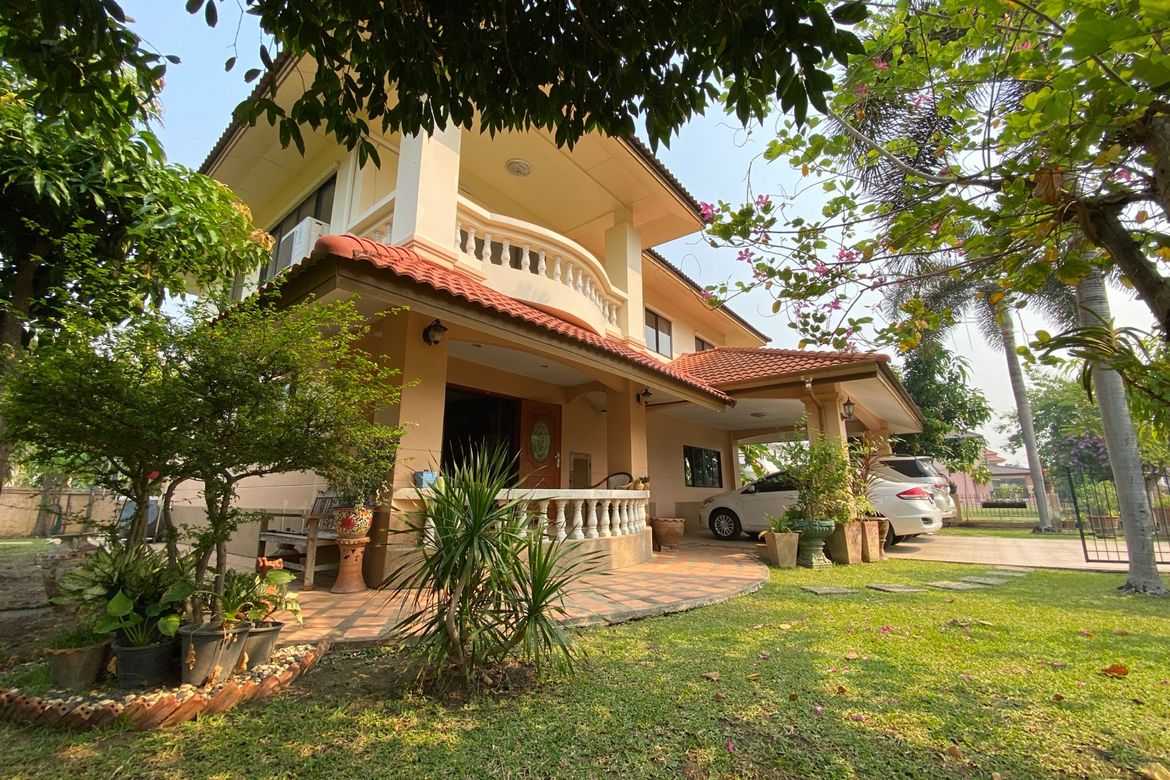 A family home for sale in Sankhampeang