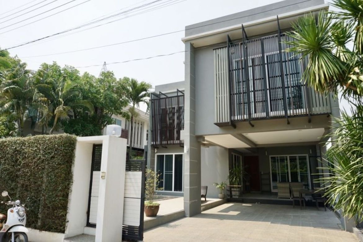 A modern house with pool for sale in San Sai