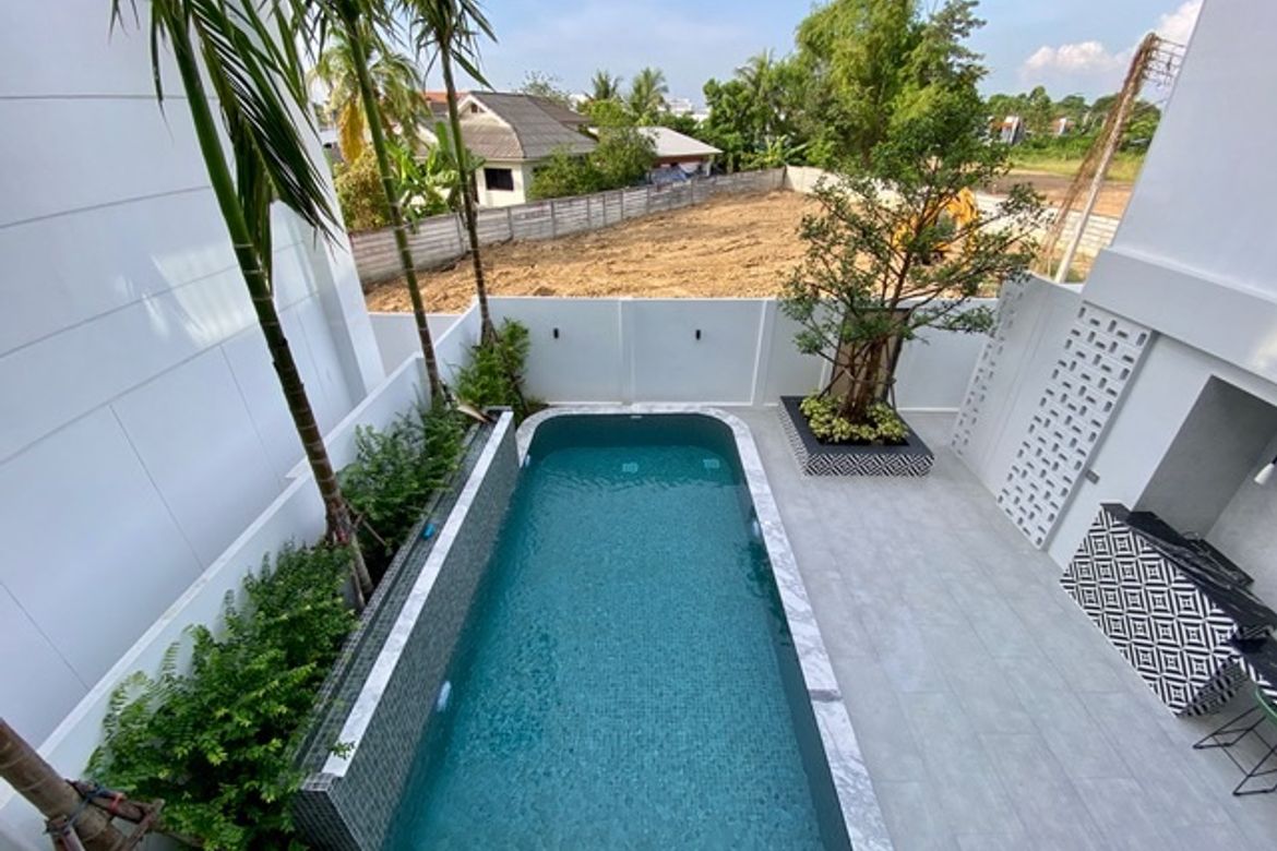 Brand new 5 bed house with pool for sale in San Sai