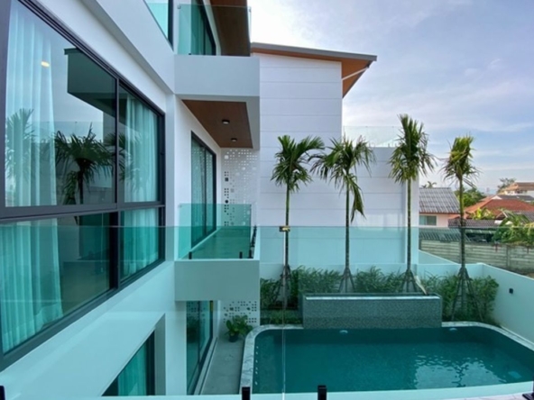 Brand new 5 bed house with pool for sale in San Sai