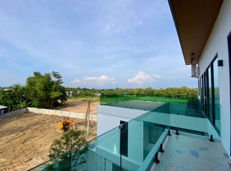 Brand new 5 bed house with pool for sale in San Sai