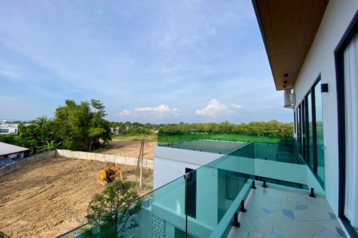 Brand new 5 bed house with pool for sale in San Sai