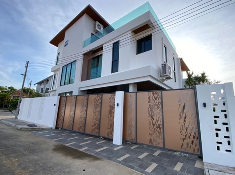 Brand new 5 bed house with pool for sale in San Sai