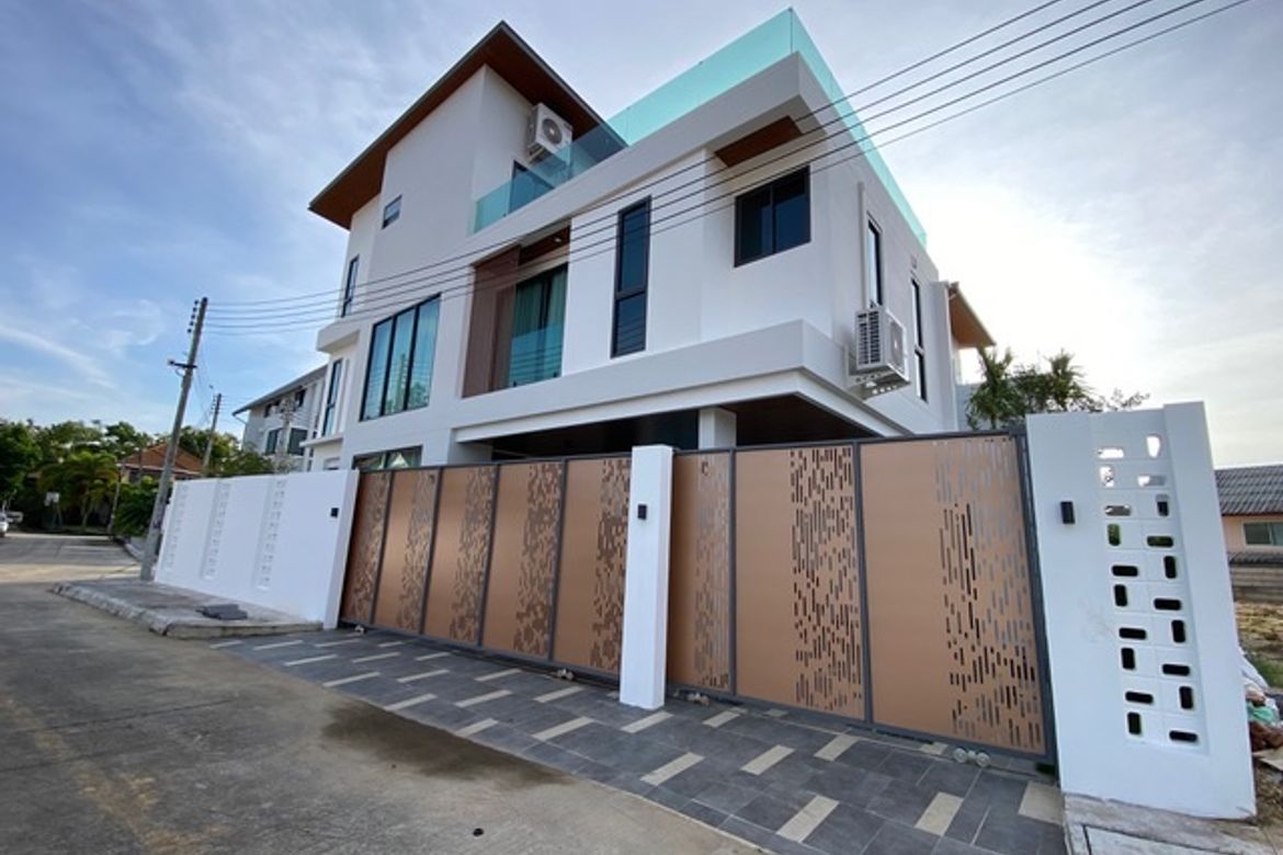 Brand new 5 bed house with pool for sale in San Sai