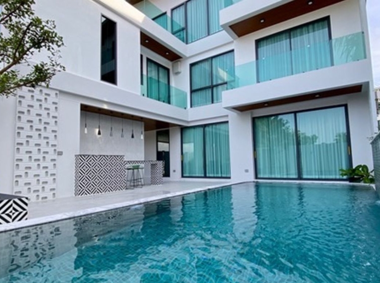 Brand new 5 bed house with pool for sale in San Sai