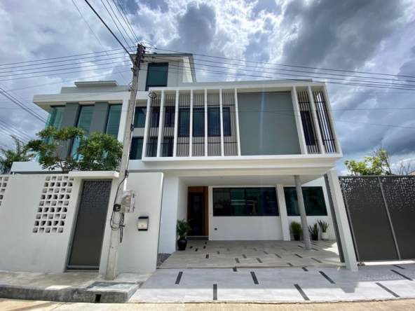 Brand new house with pool for sale in San Sai