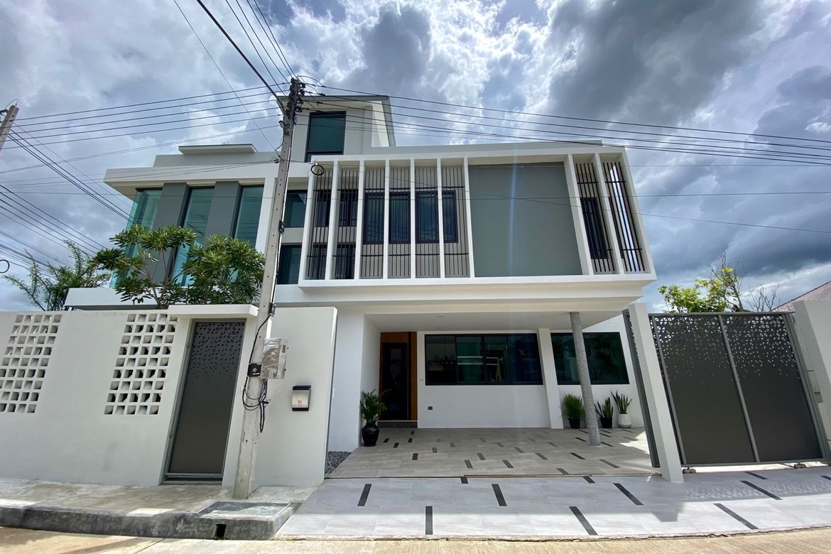 Brand new house with pool for sale in San Sai