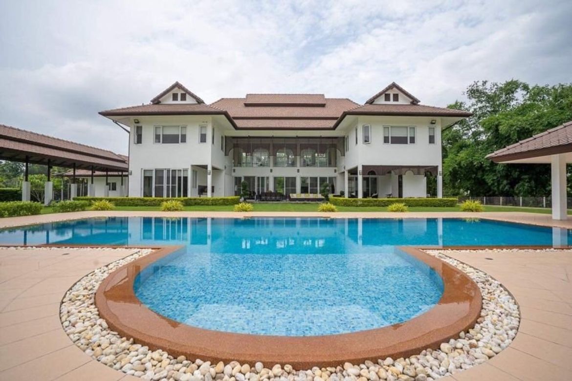 A modern house 5 bedrooms 7 bathrooms for rent or sale in Mae Rim