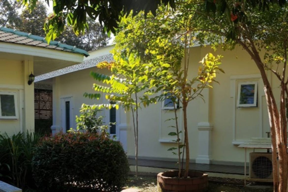 2 bed Colonial stye house for rent or sale in Mae Rim