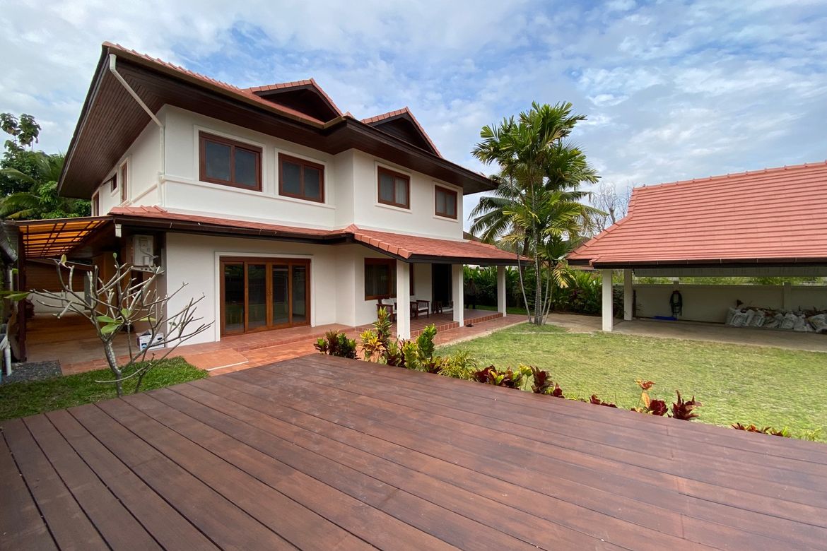 4 bed house with private pool for rent or sell in Saraphi