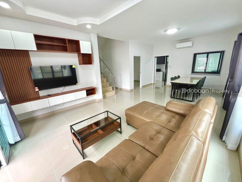 Two-story house with 4 bedrooms and 3 bathrooms in the Chiang Mai city area