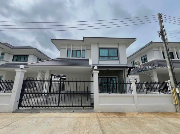 Two-story house with 4 bedrooms and 3 bathrooms in the Chiang Mai city area