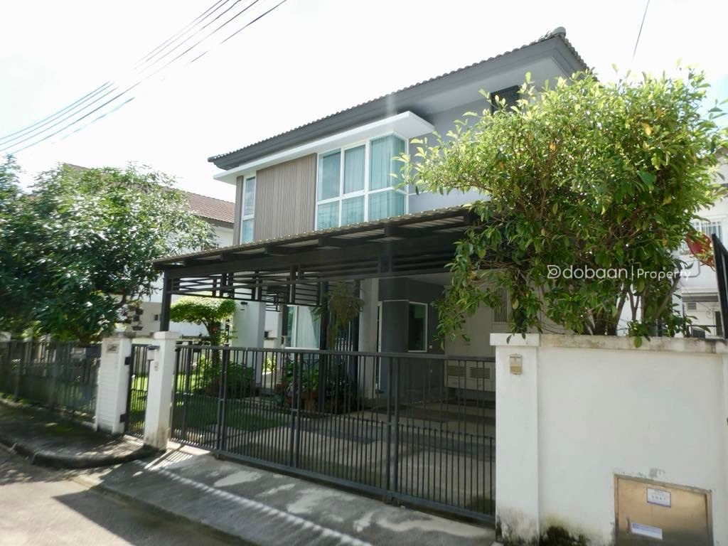 Two-story detached house with 3 bedrooms and 3 bathrooms located in Chiang Mai city