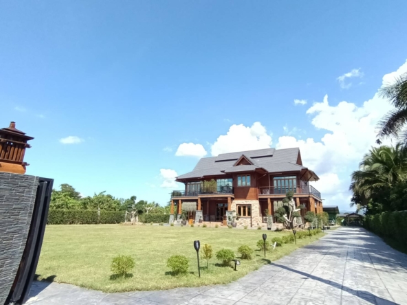 A luxurious mountain-view vacation home  2-story single house with 5 bedrooms and 5 bathrooms in Pong Tam