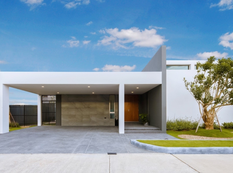 Rocheleau Modern Series-style house with an L-shaped design