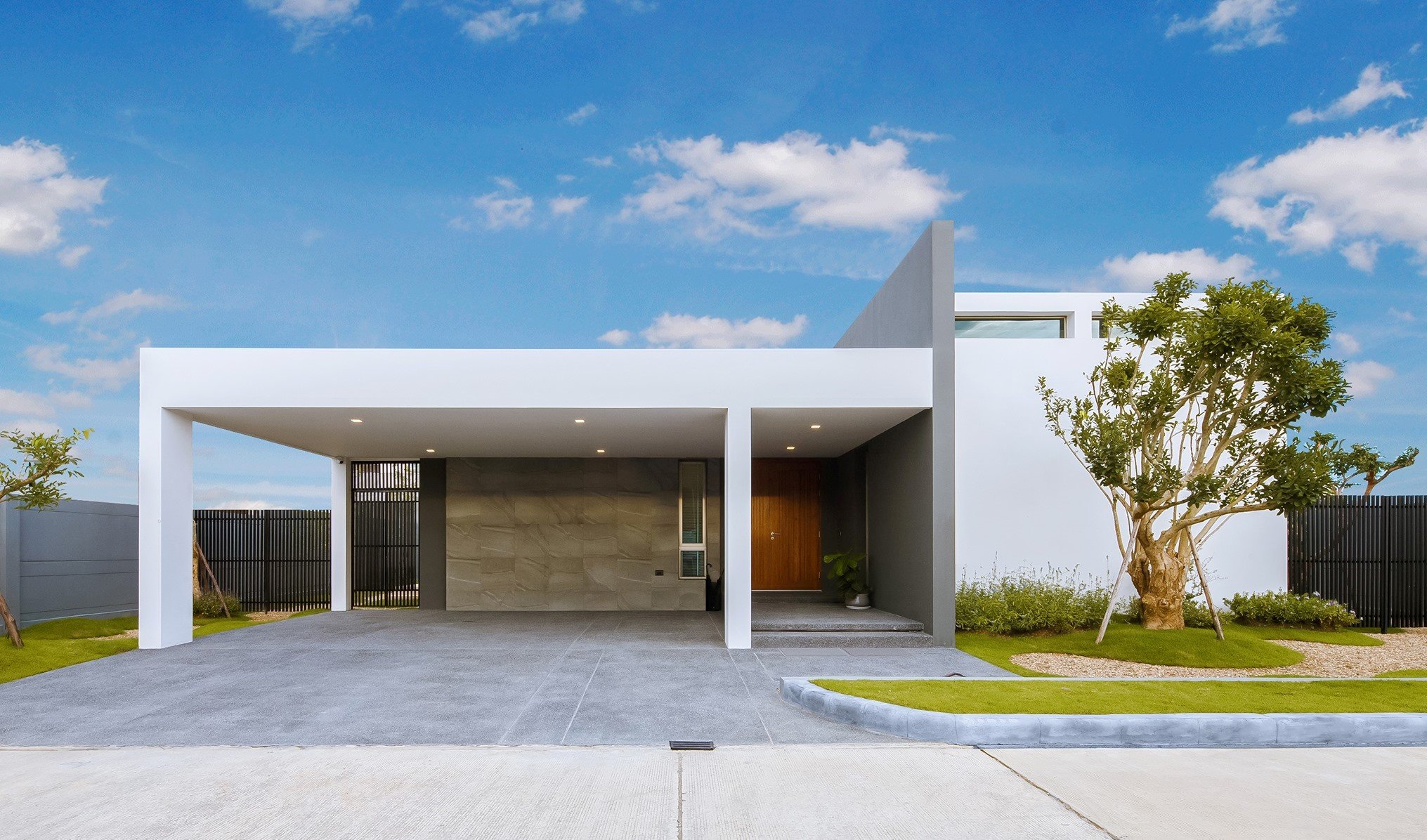 Rocheleau Modern Series-style house with an L-shaped design