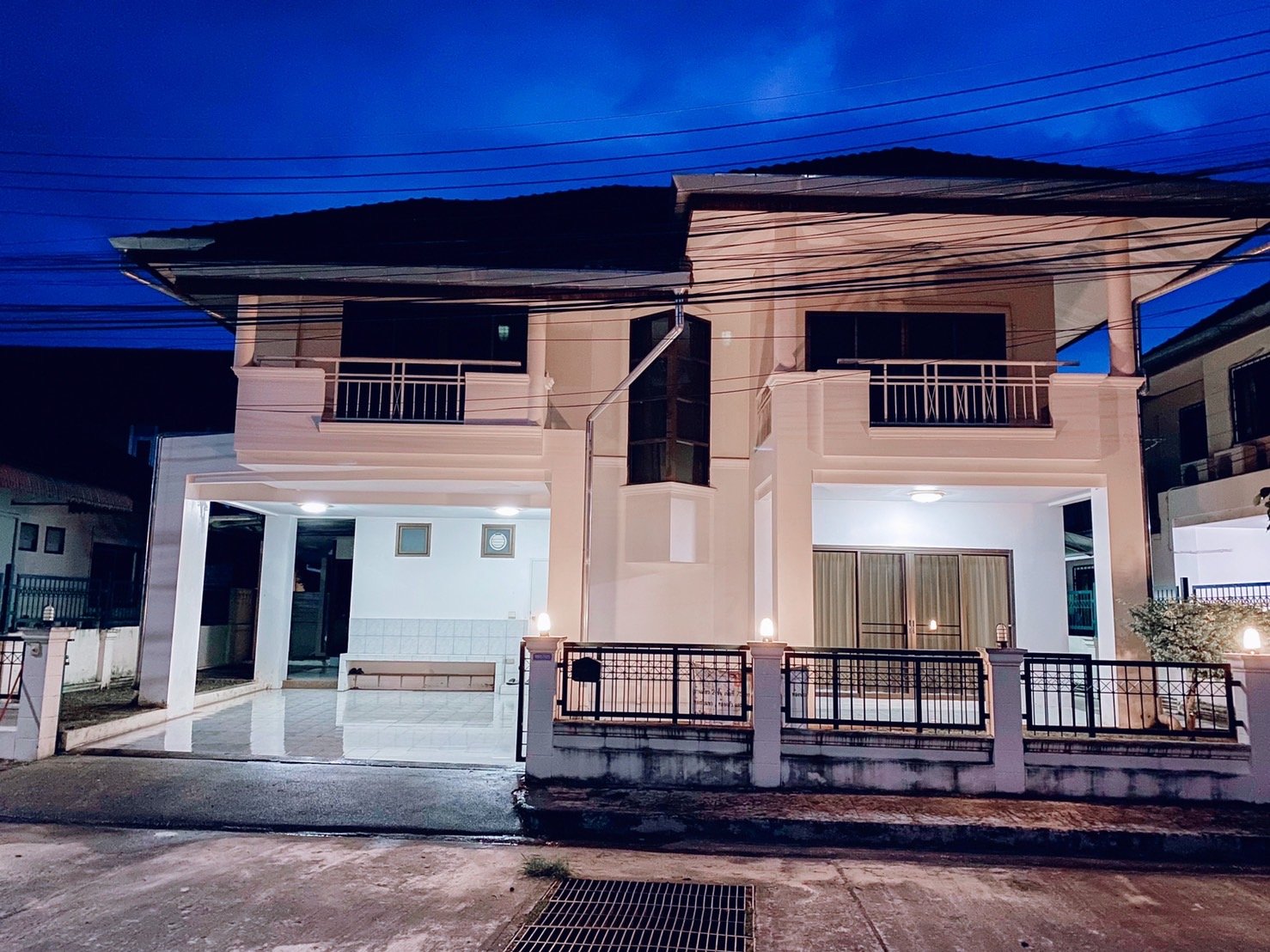 A 2-story single-family house in a modern contemporary style with 3 bedrooms and 3 bathrooms.-DB-SHHCMIHD11