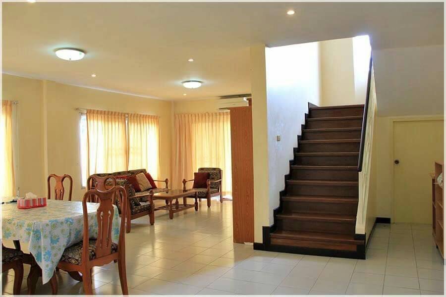 A two-story single-family house in Contemporary style with four bedrooms and six bathrooms.-DB-SHHCMIHD13