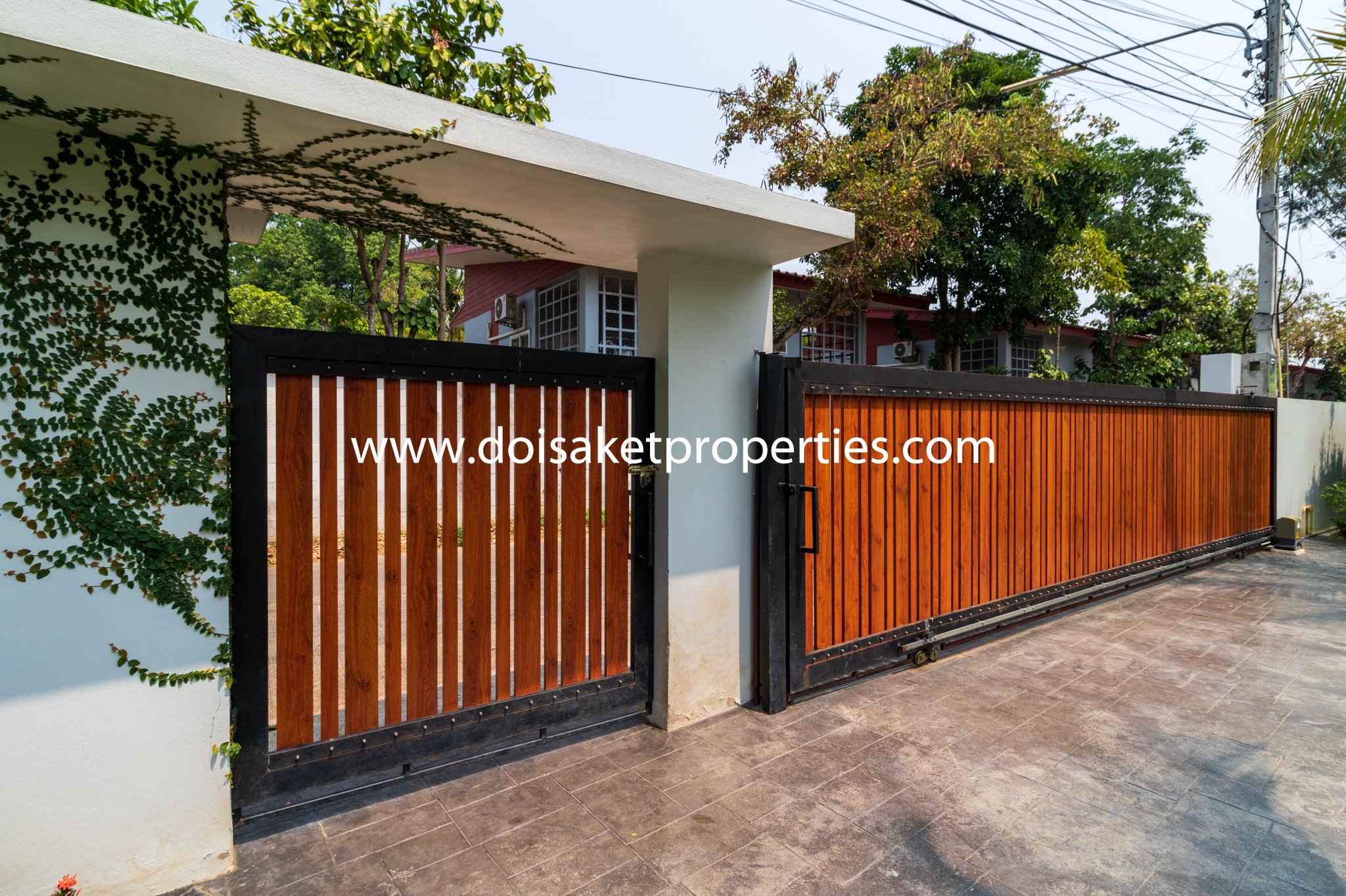 San Sai-DSP-(HS312-05) Incredible 5+ Bedroom Home with Swimming Pool for Sale near Maejo University in San Sai