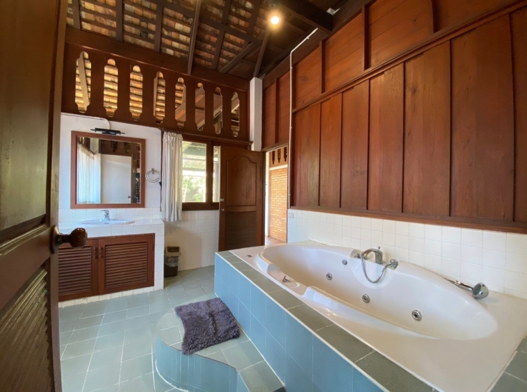 Beautiful Thai style 6 bedrooms for sale and rent in Saraphi-SHG-HS479