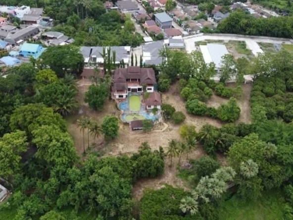 Redevelopment potential : House with 11-3-92 Rai of land at Baan Waen