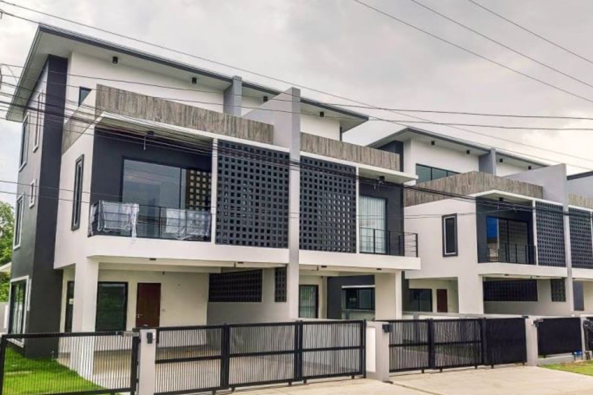 Brand new townhouse for sale in Sankhampeang