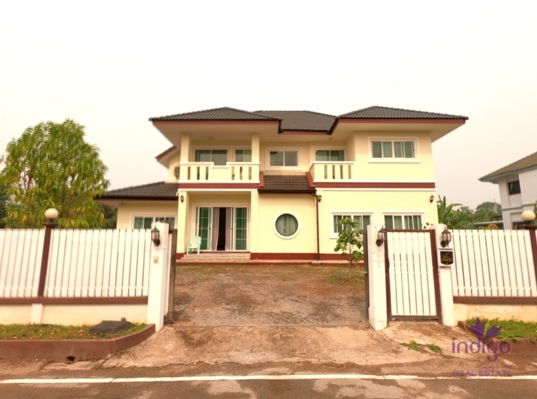 Beautiful large 4 bedroom house for sale with a large garden in Sanphakwan