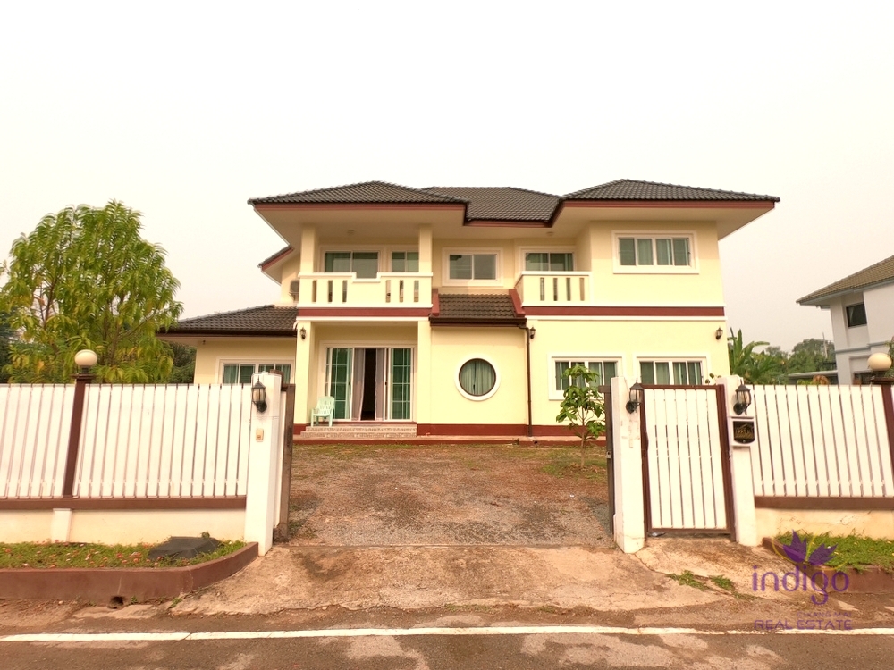 Beautiful large 4 bedroom house for sale with a large garden in Sanphakwan