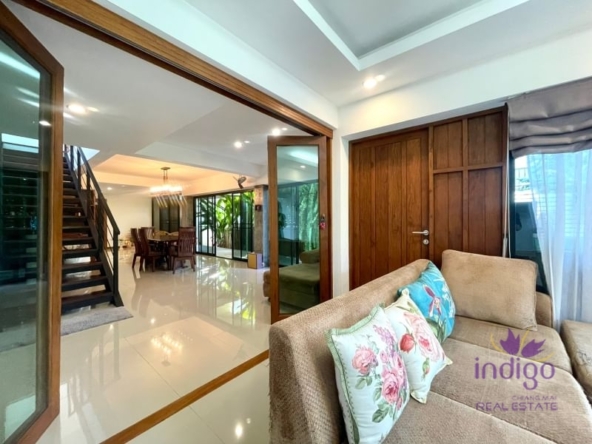 3 bedrooms 4 bathrooms with roof top area in Chiang Mai Old town.-I-3853