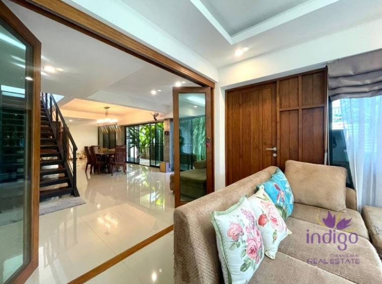 3 bedrooms 4 bathrooms with roof top area in Chiang Mai Old town.-I-3853