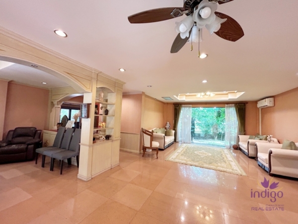 Grand 6 bedroom pool villa for sale in a great neighbourhood