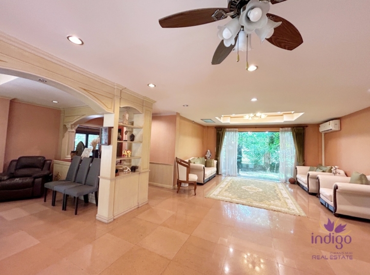 Grand 6 bedroom pool villa for sale in a great neighbourhood