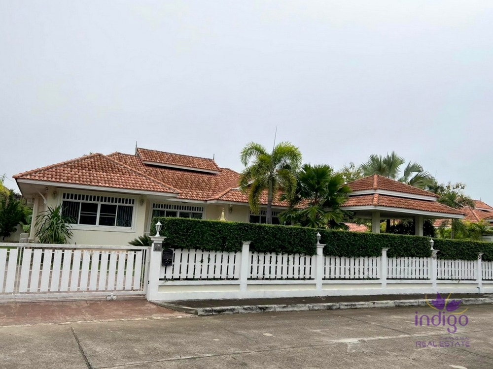 Beautiful 3 bedroom single storey pool villa with a large garden in a lovely gated community in San Kamphaeng