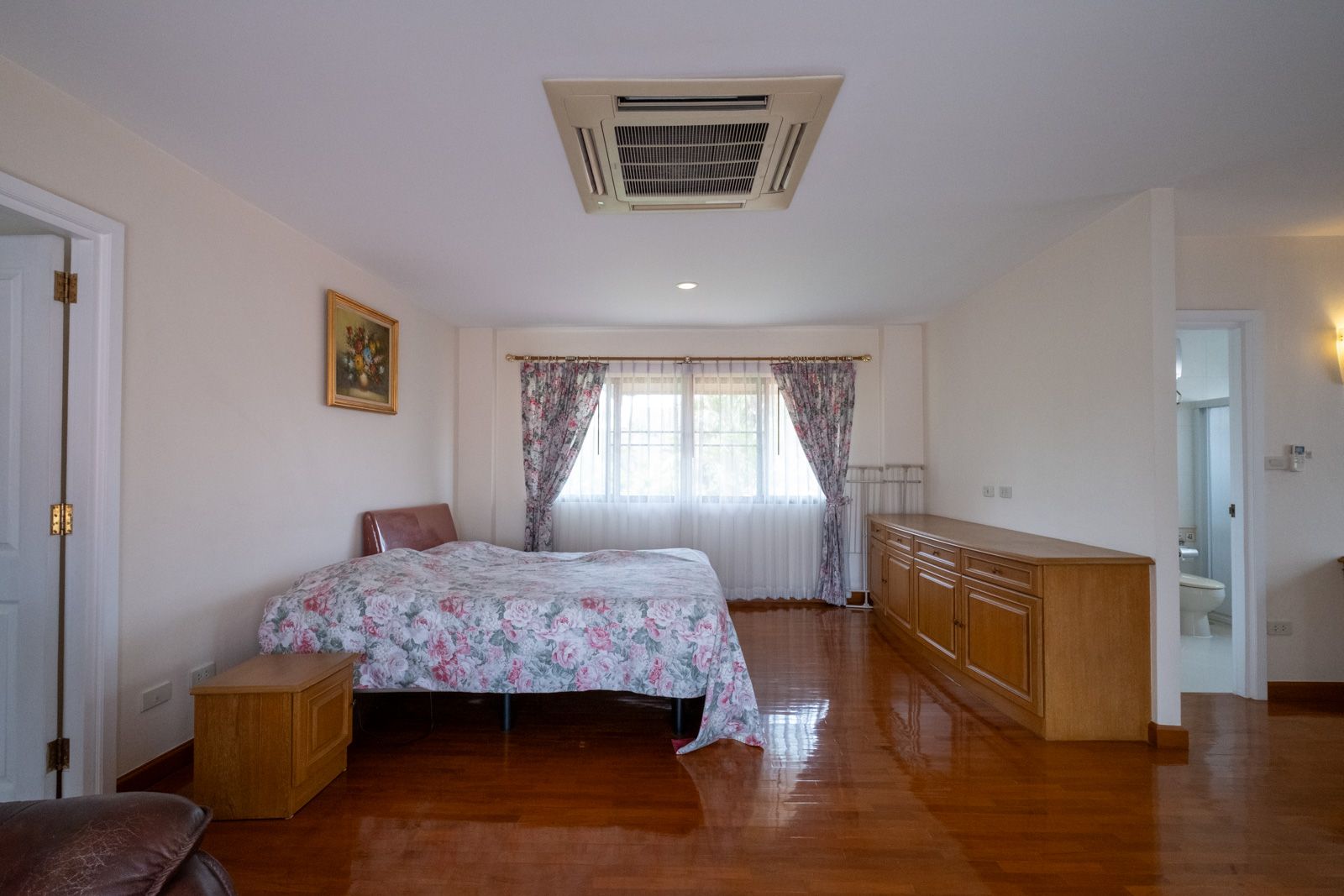 4 Bedroom with Guesthouse in Great Location-TNP-D1160