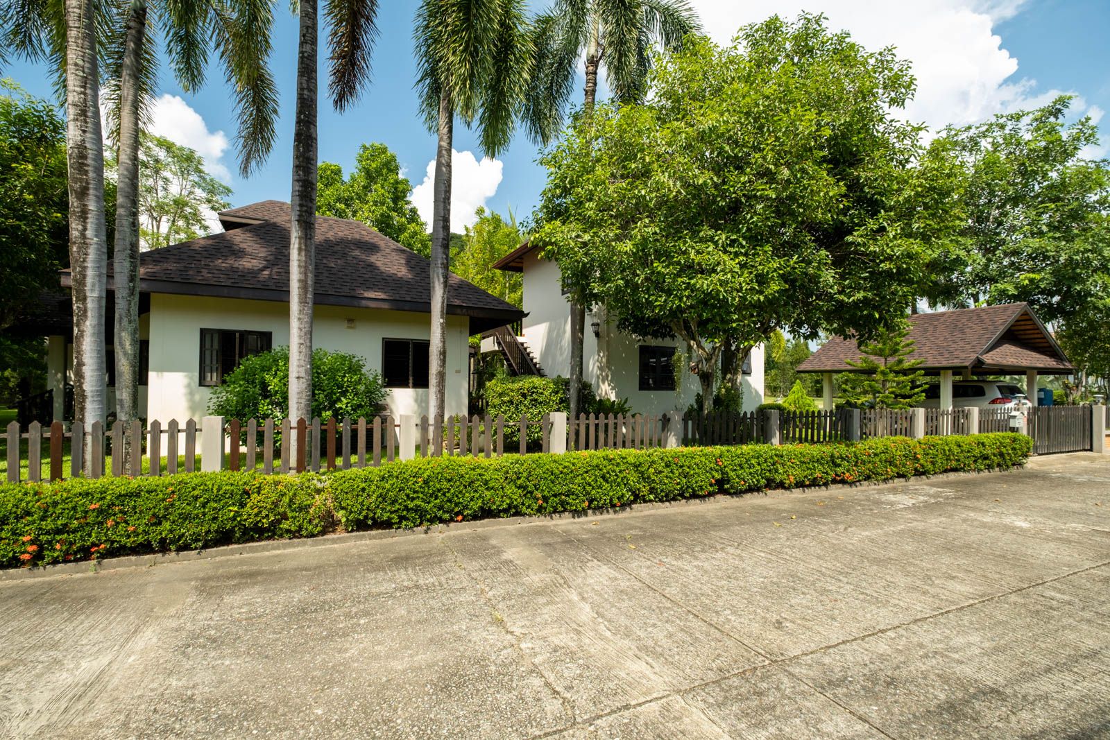 Western Style Bungalow with Two Bedroom Guesthouse in San Sai-TNP-D1080