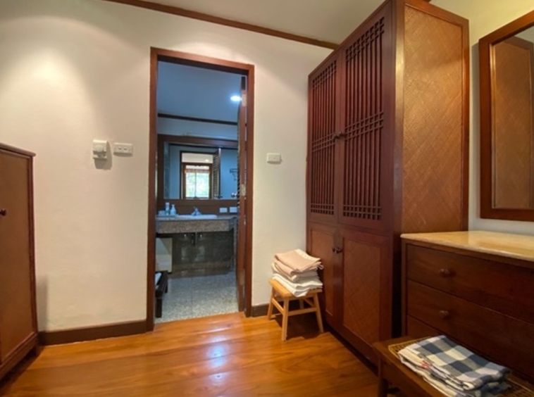 A duplex unit with 3 bed for rent in Suthep area