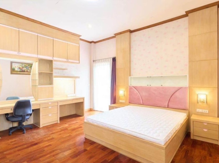 House for a family in the heart of the city in The Athena Village on Mahidol Road.-J-JOY1728