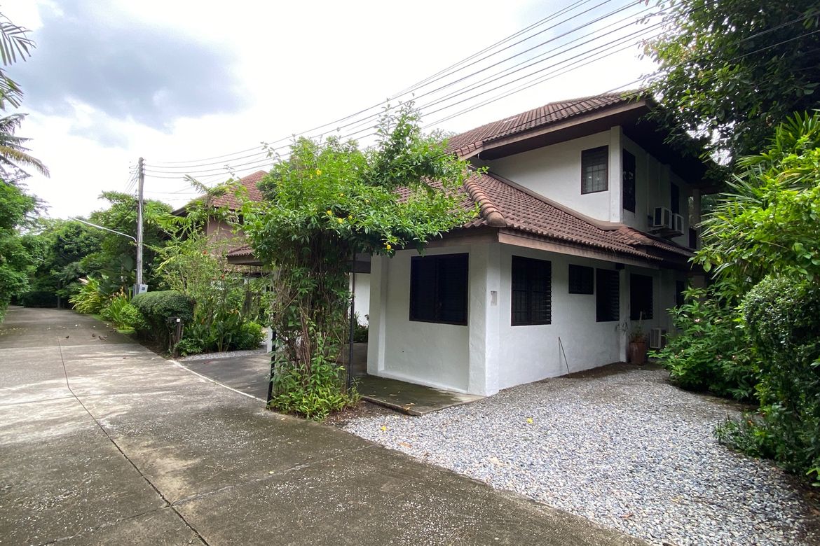 A colonial style 3 bed house for rent in Muang Chiang Mai-P-PHR946