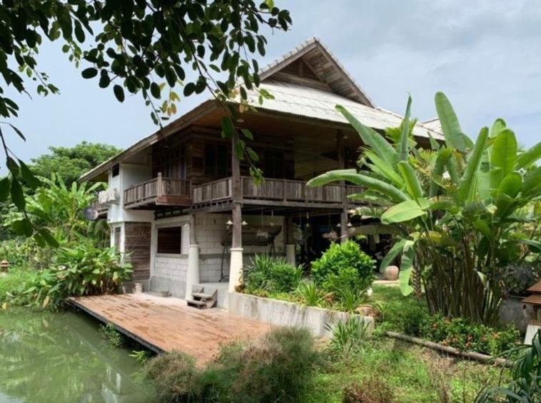 A wooden Thai house for rent in Mae Rim