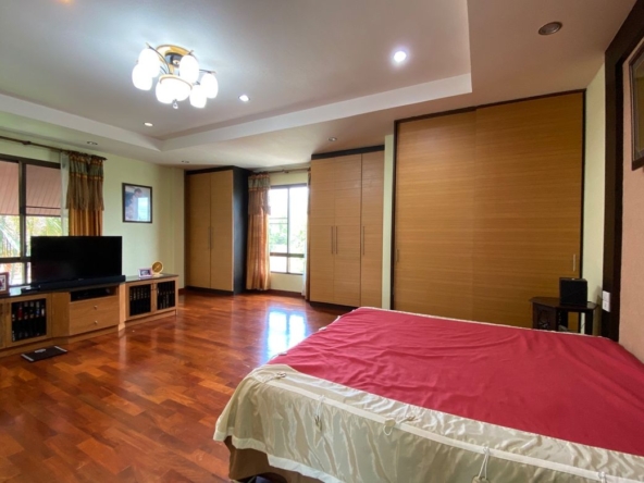 6 bed family home with private pool for sale in Nam Phrae Chiang Mai-P-PHS936