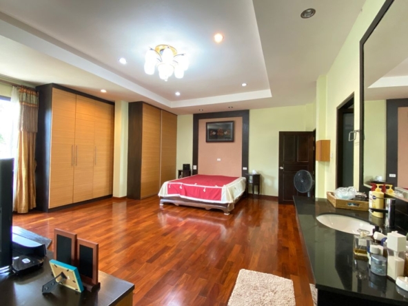 6 bed family home with private pool for sale in Nam Phrae Chiang Mai-P-PHS936