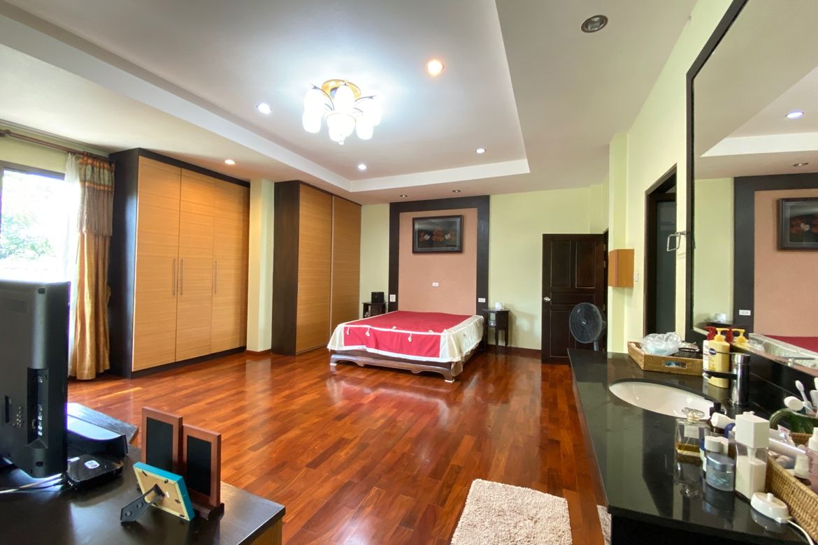 6 bed family home with private pool for sale in Nam Phrae Chiang Mai-P-PHS936