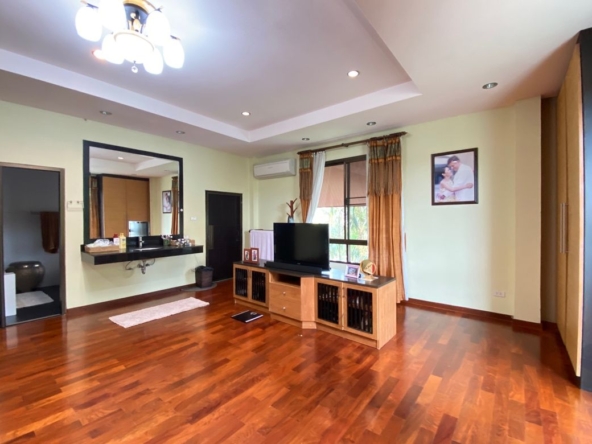 6 bed family home with private pool for sale in Nam Phrae Chiang Mai-P-PHS936